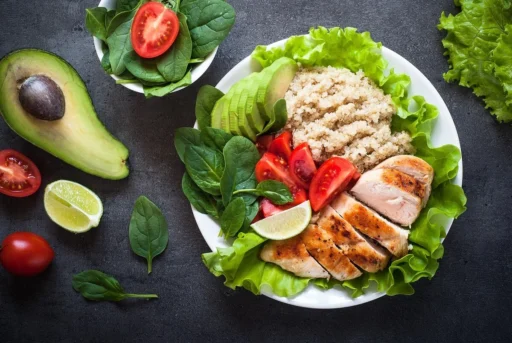 ensalada de quinoa pollo y verduras frescas ideal para un almuerzo saludable para diabeticos